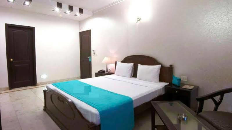 Hotel Comfort Zone Greater Kailash Neu-Delhi Exterior foto